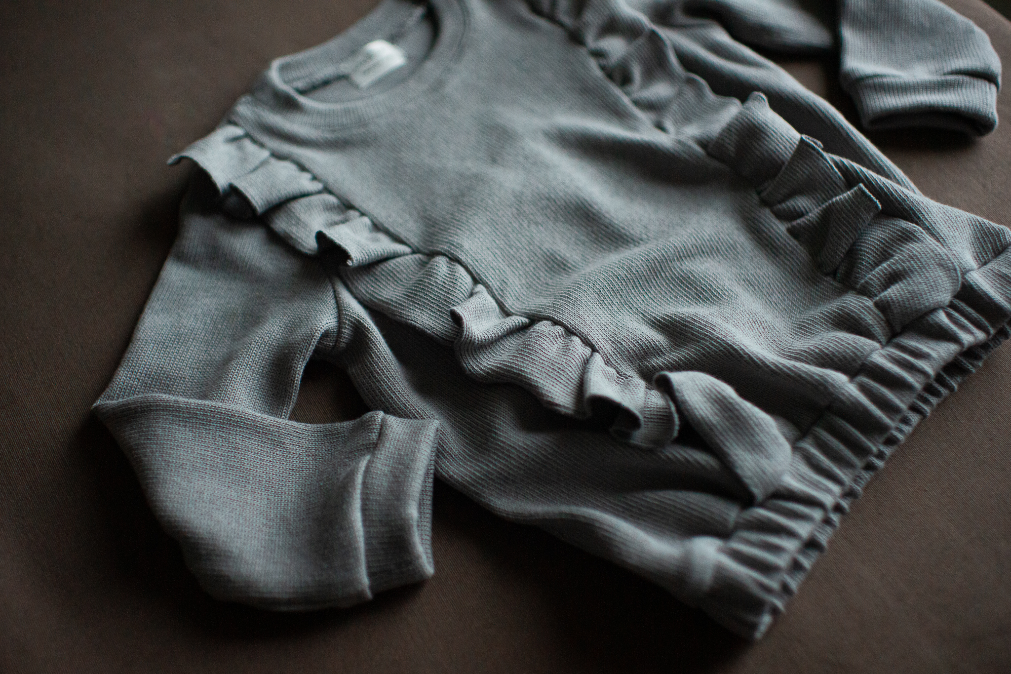 Baumwolle Bluse mit Rüsche - Grau