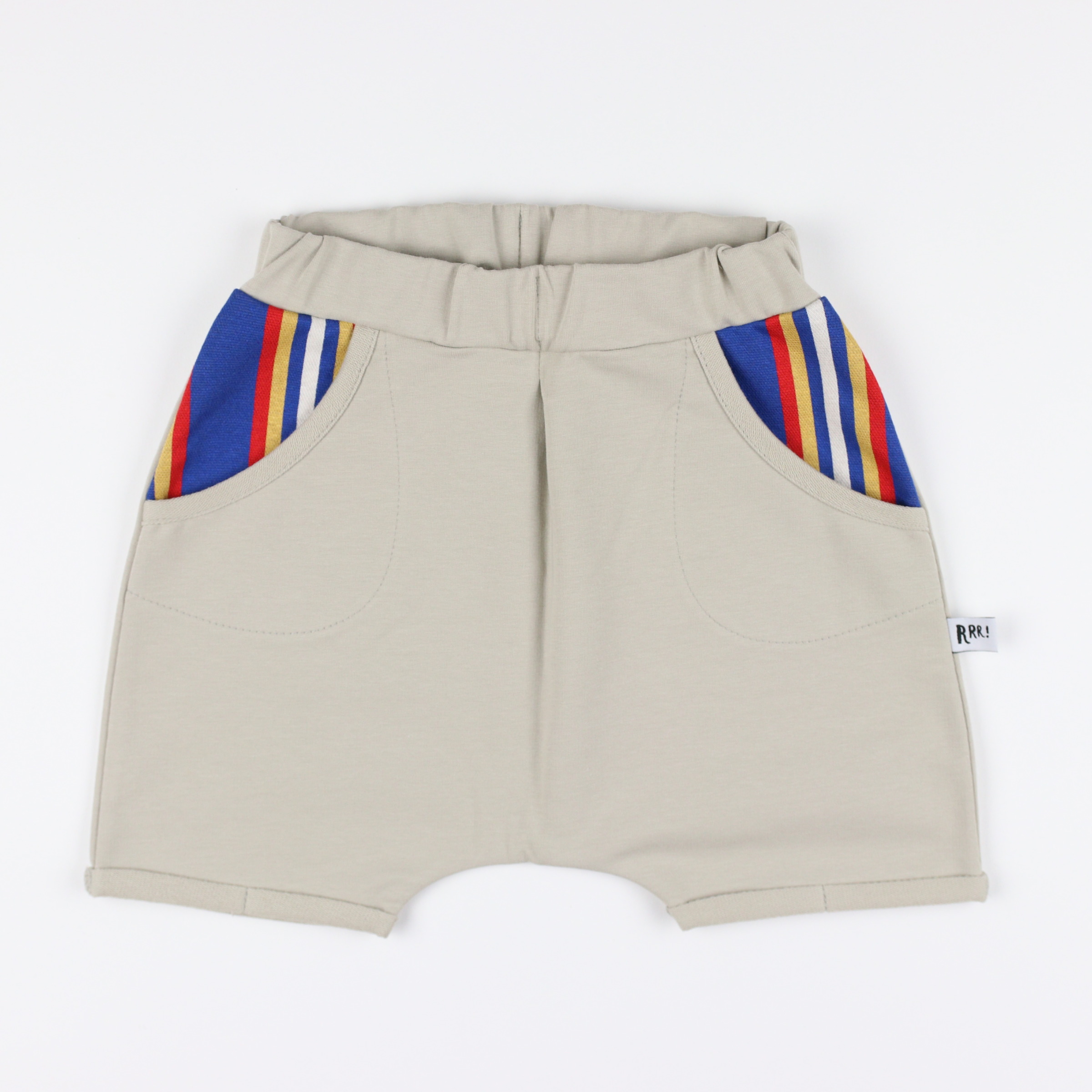 Beiges Shorts mit gestreifter Tasche