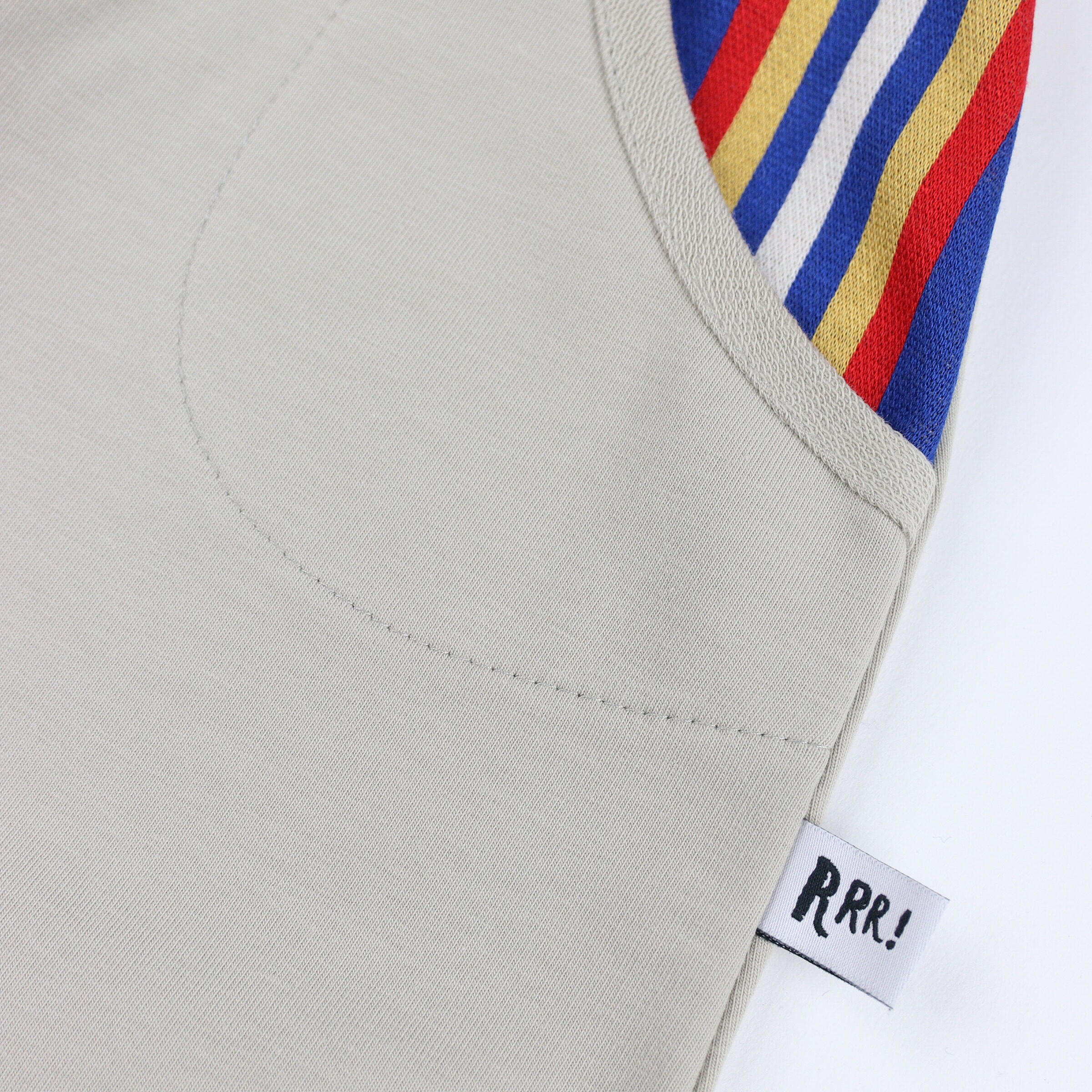 Beiges Shorts mit gestreifter Tasche