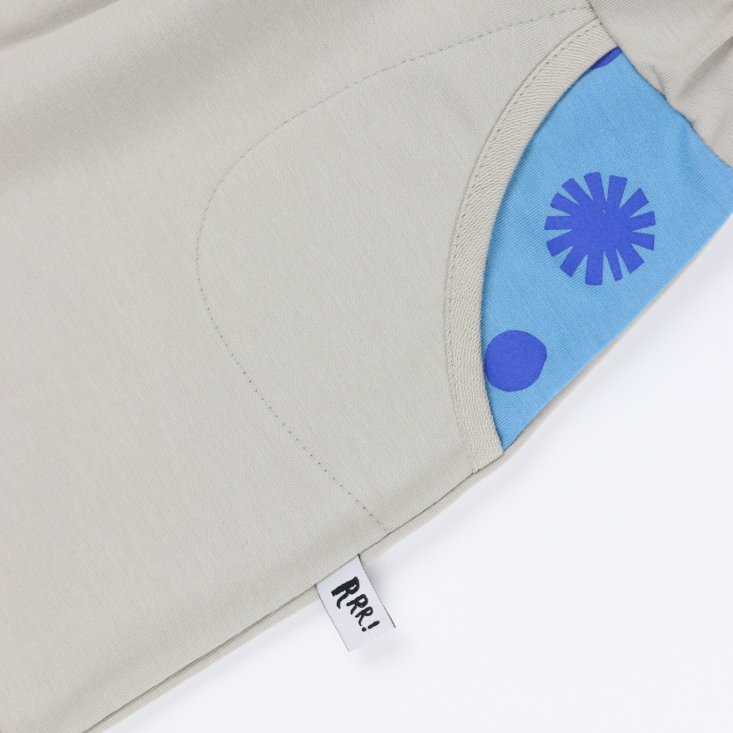 Beiges Shorts mit gepunkteter Tasche