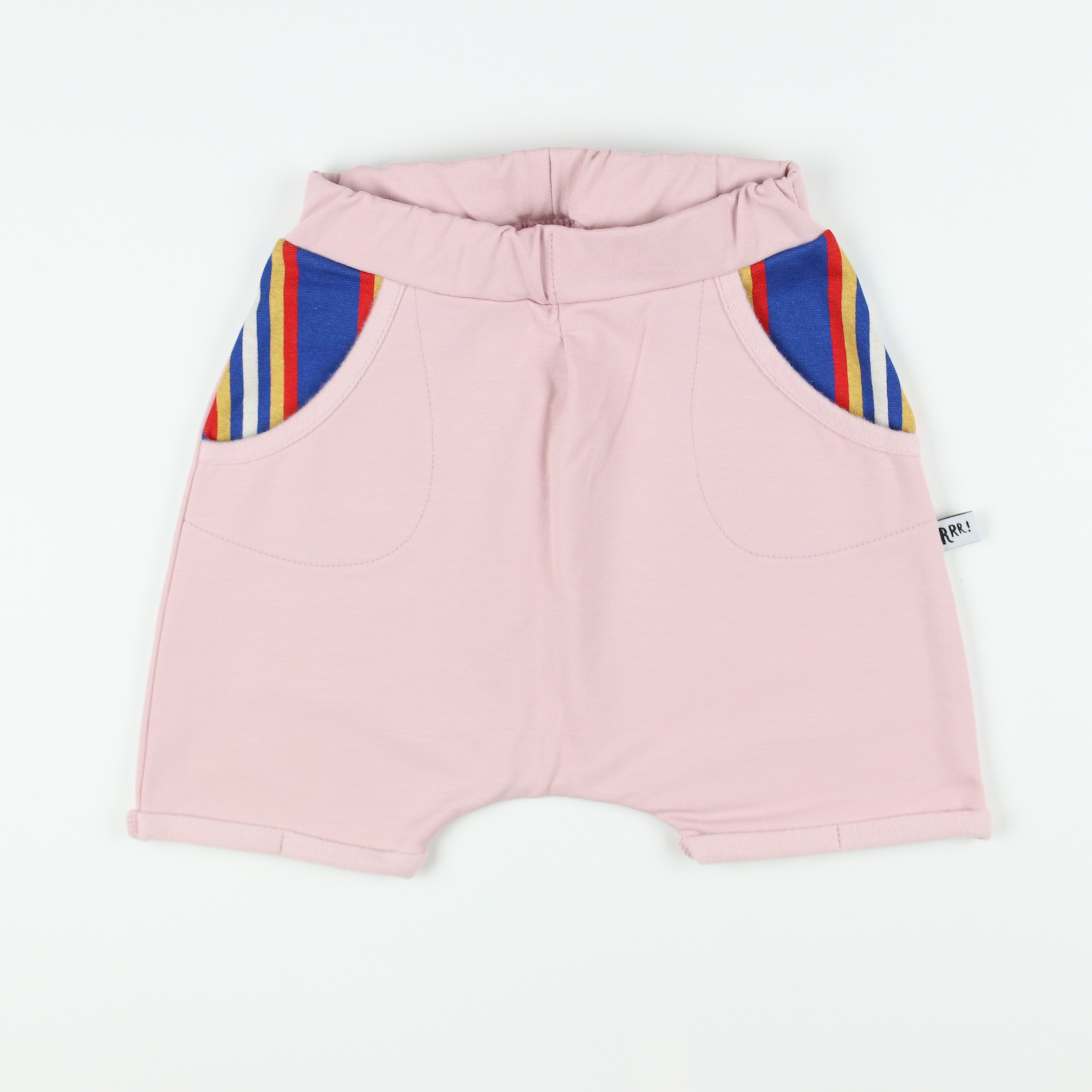 Rosa Shorts mit gestreifter Tasche