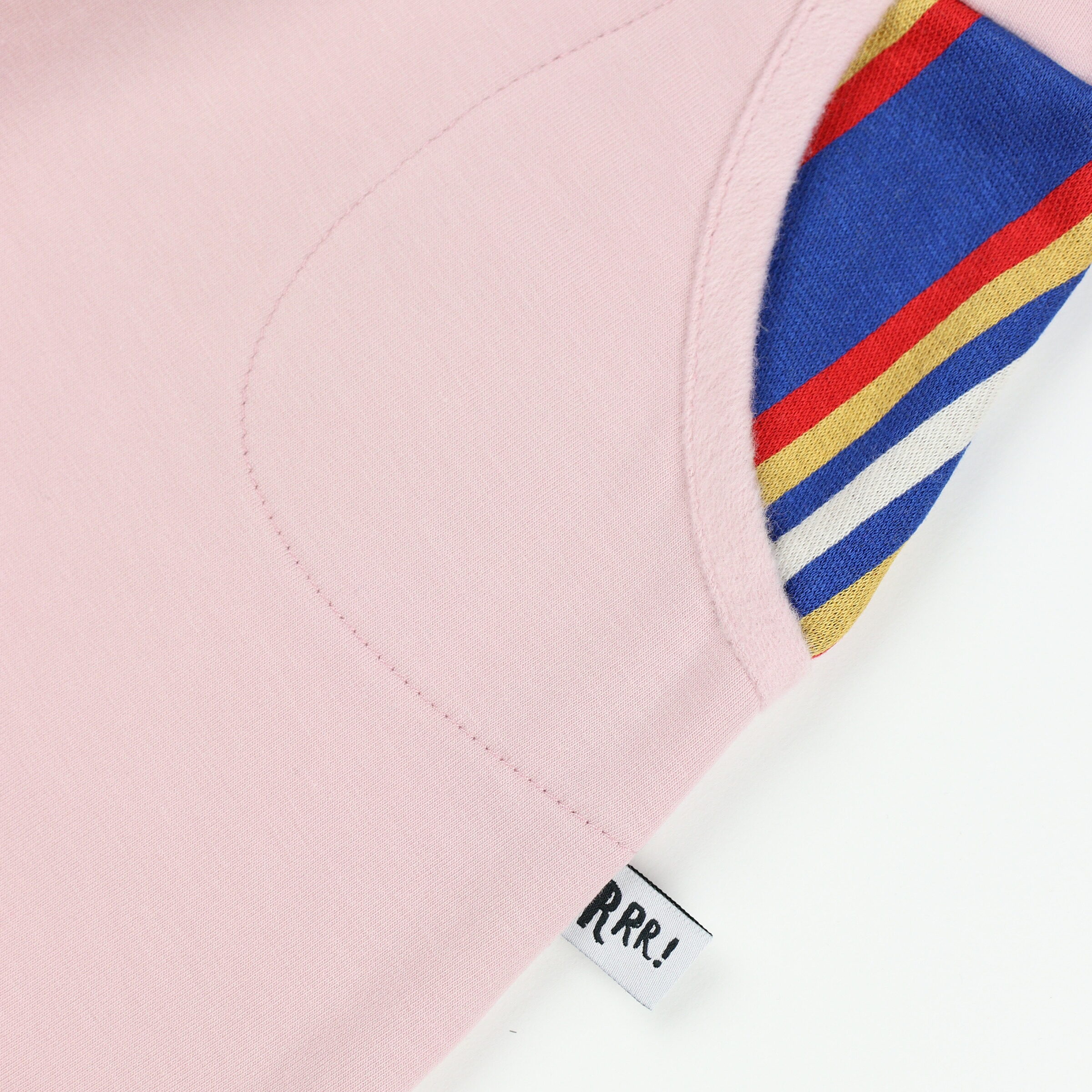 Rosa Shorts mit gestreifter Tasche